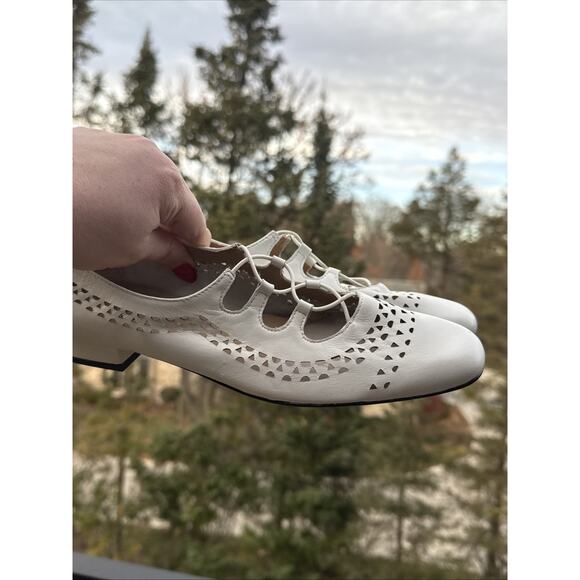 VANELI Slip-on Oxfords Womens 9 SS Narrow White Soft Leather Low Heels Cut Out - Picture 15 of 16